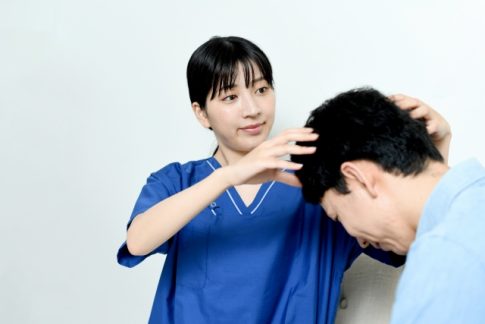 薄毛治療の診断をする医師