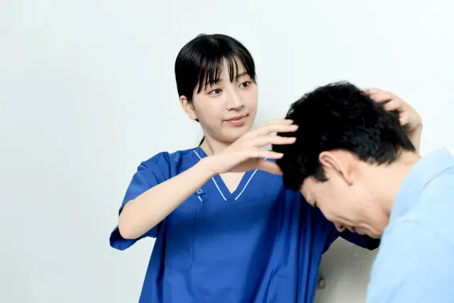 薄毛治療の診断をする医師