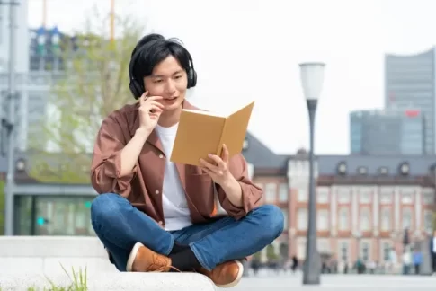 読書をする若い男性