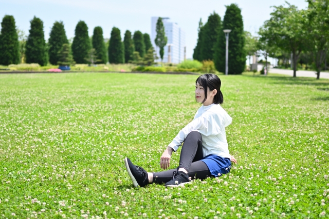 公園でストレッチ