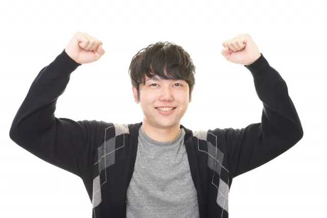 両手を挙げる男性