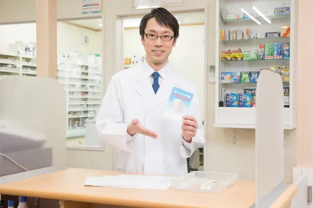 薬の説明をする 薬剤師