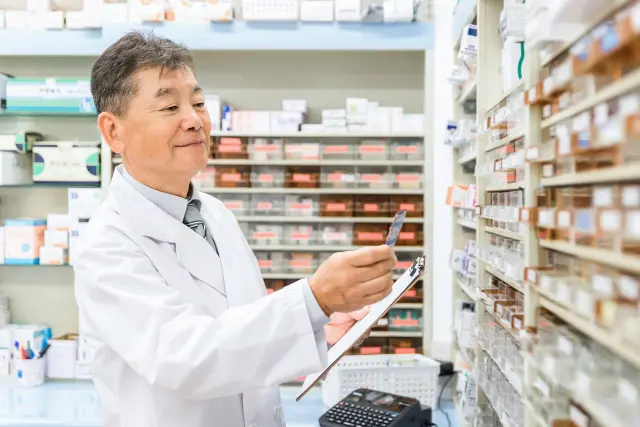 AGA治療薬を選ぶ薬剤師