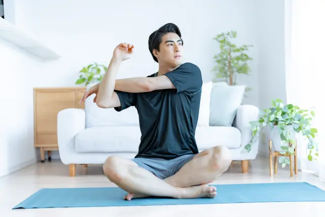 ストレッチする　男性