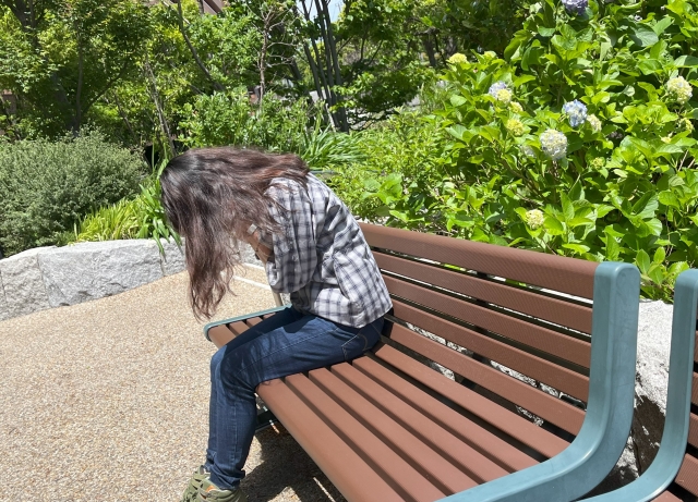 泣いている女性