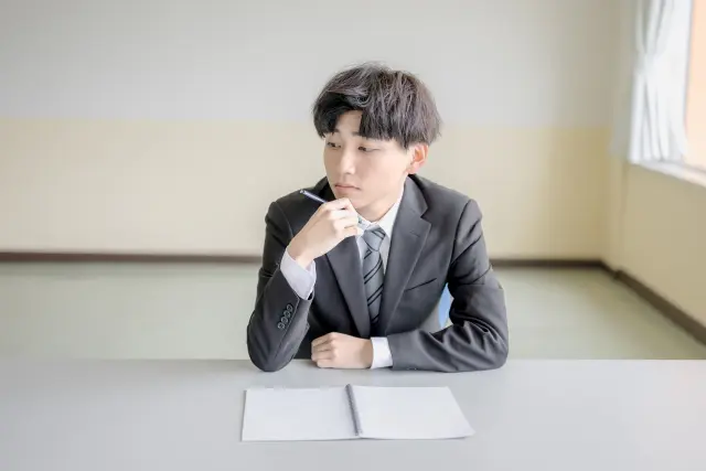 考えている男