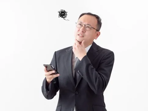 AGA治療を継続する30代男性が鏡で髪の状態を確認している様子