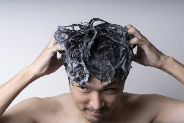 洗髪する男性