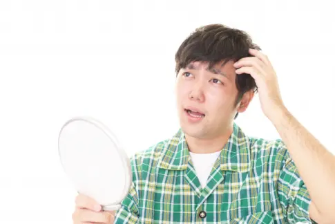 鏡を見る男性