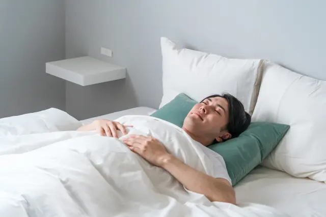 寝る　男性