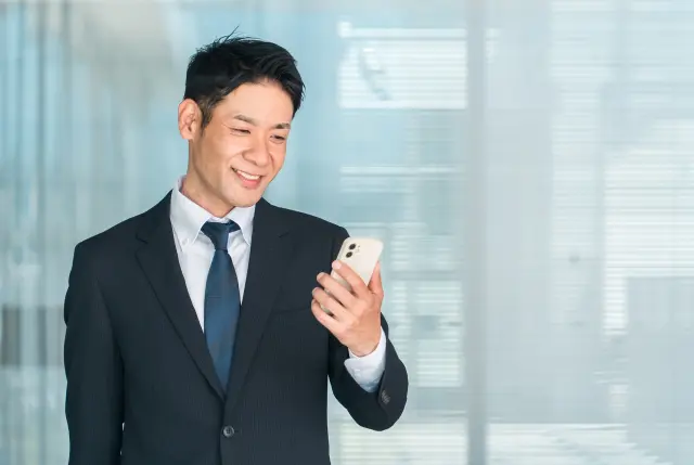 スマホを使用する男性