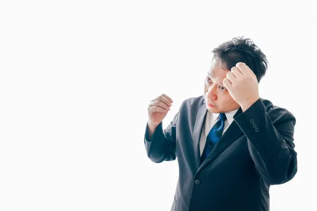 髪を見る男性