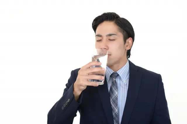 水を飲む男性