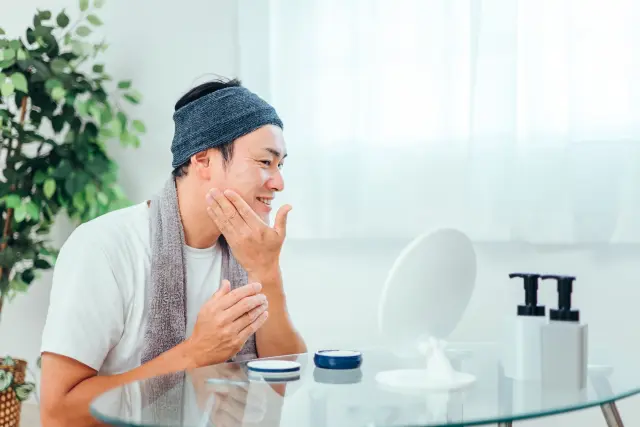 ヒゲ脱毛後にスキンケアをする男性