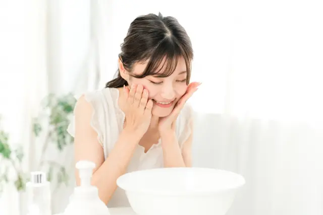 ぬるま湯で朝の洗顔をする様子