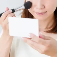 メイクをする女性