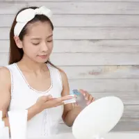 スキンケアをする女性