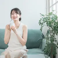 飲み物を飲む女性