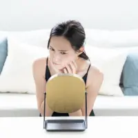 鏡を見る女性