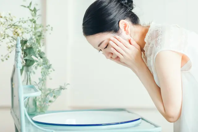 洗顔・スキンケアする女性