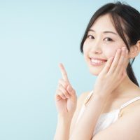 頬を触る女性