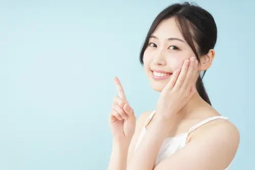 頬を触る女性