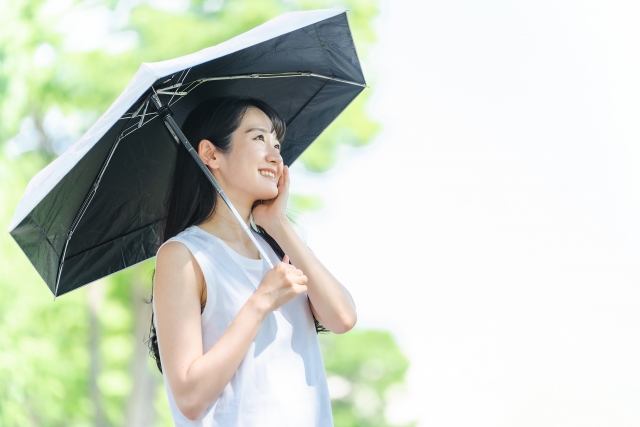 日傘を持つ女性