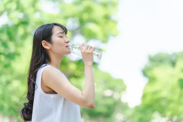 水分補給する女性
