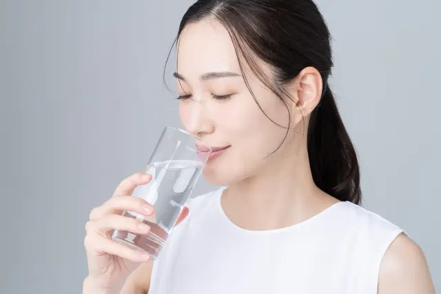 水分補給する女性