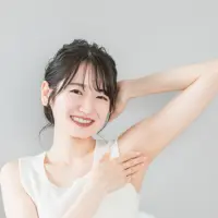 脇を隠す女性
