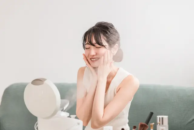 自宅で美顔器を使ってスペシャルケアをする様子