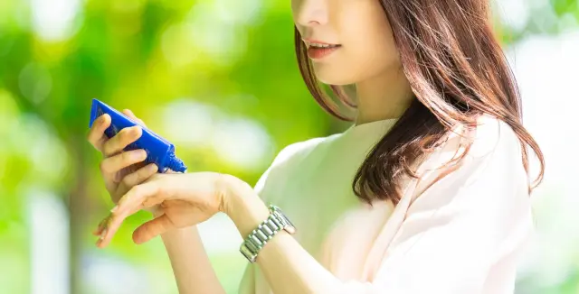 日焼け止めを塗る女性