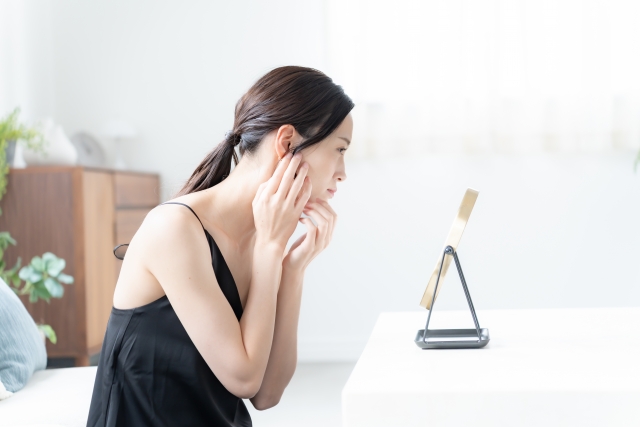 鏡を見る女性
