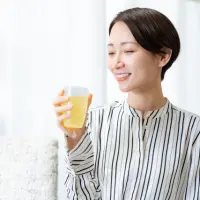 飲み物を飲む女性