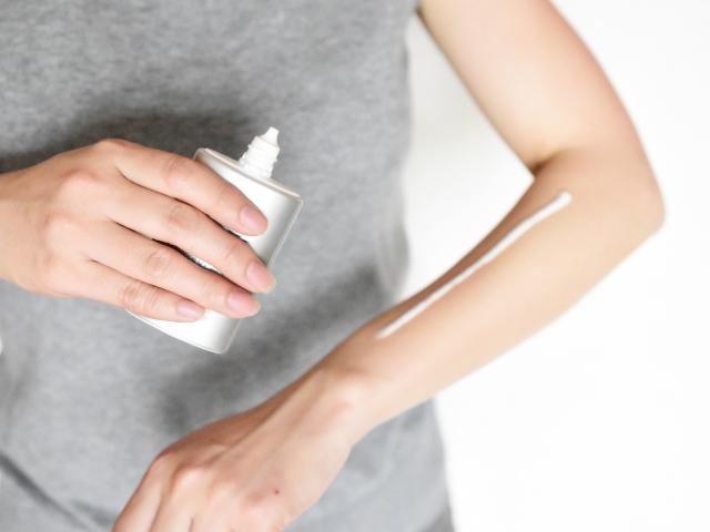 日焼け止めを塗る女性