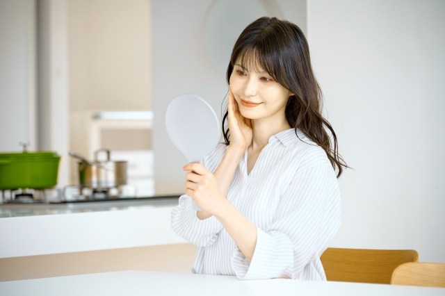 鏡を見る女性