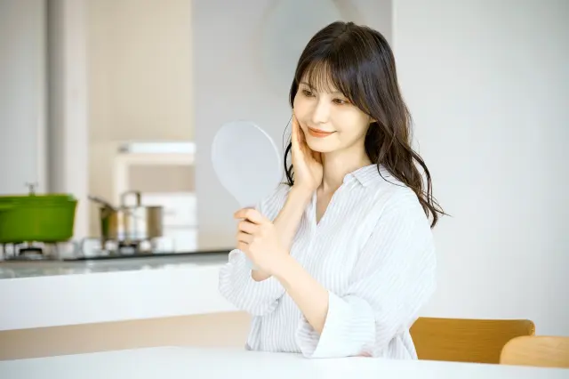 鏡を見る女性