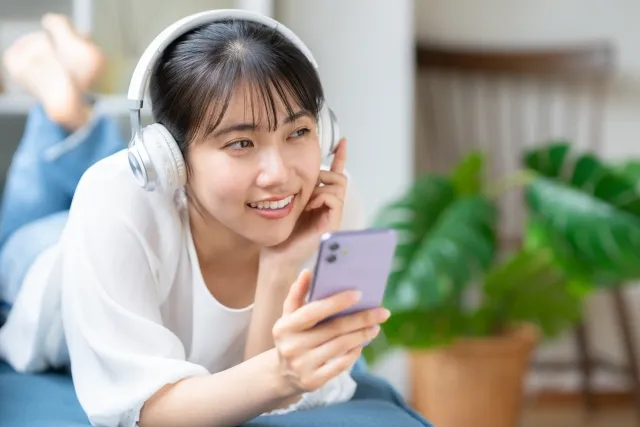 音楽を聴く女性