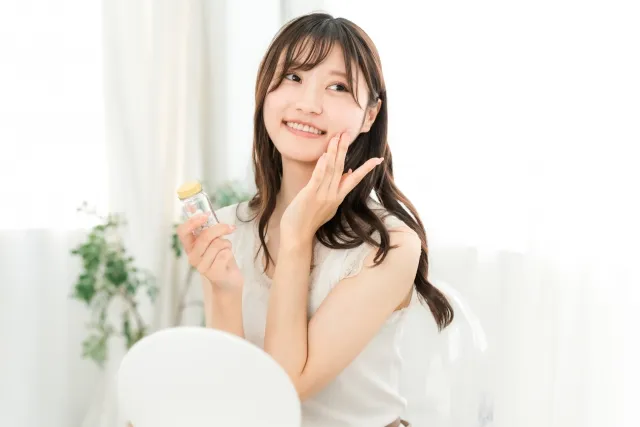 サプリメントを持つ女性