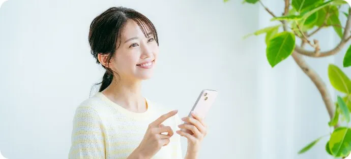スマートフォンでレポートを確認する女性