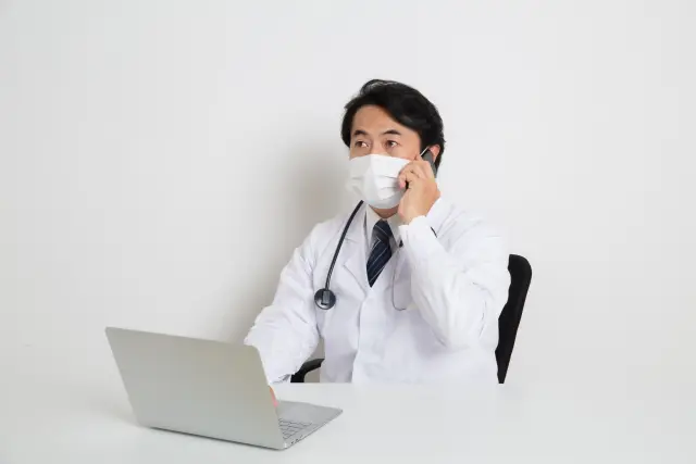 手術前の説明を受ける様子のイメージ