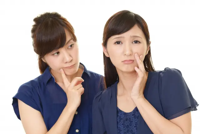 顔を鏡で確認する人のイメージ
