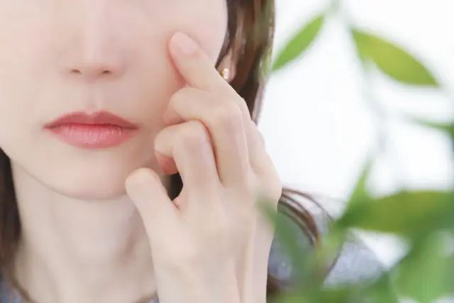 顔のしこりを気にする人のイメージ
