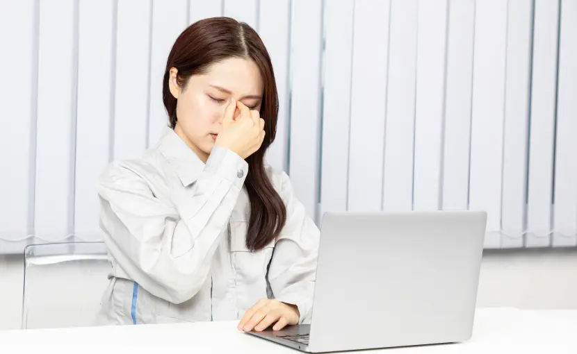 目を抑える女性