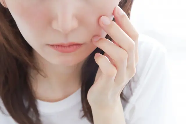 女性　顔
