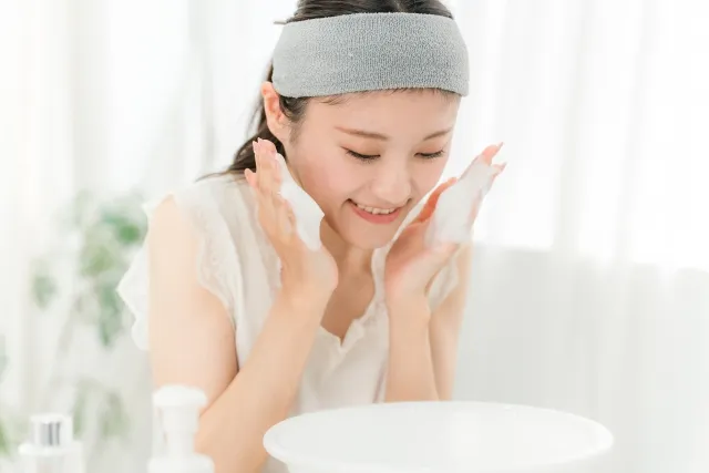 洗顔　女性