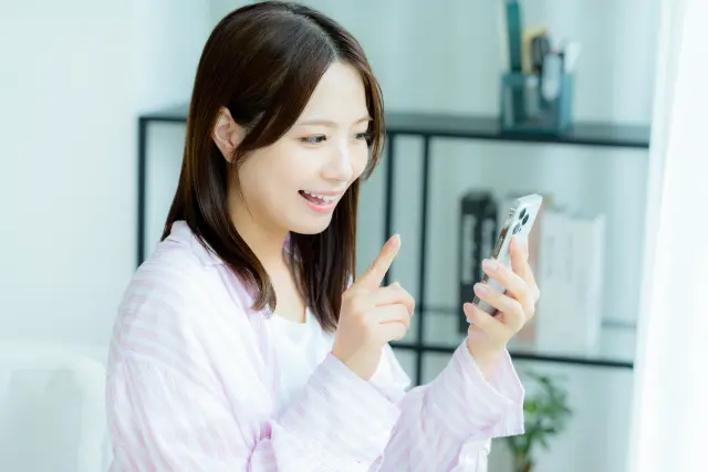 スマホを見る女性