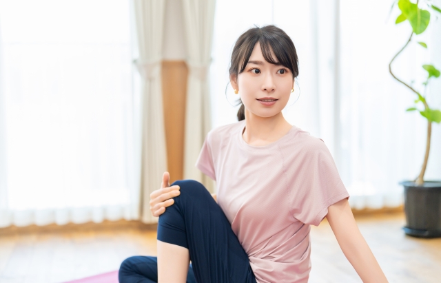 ストレッチする女性