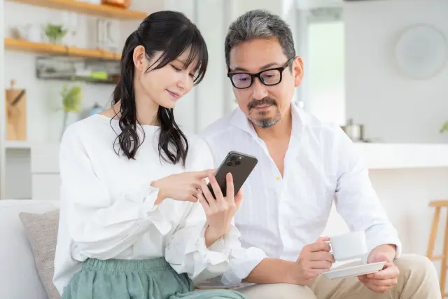 話し合う夫婦