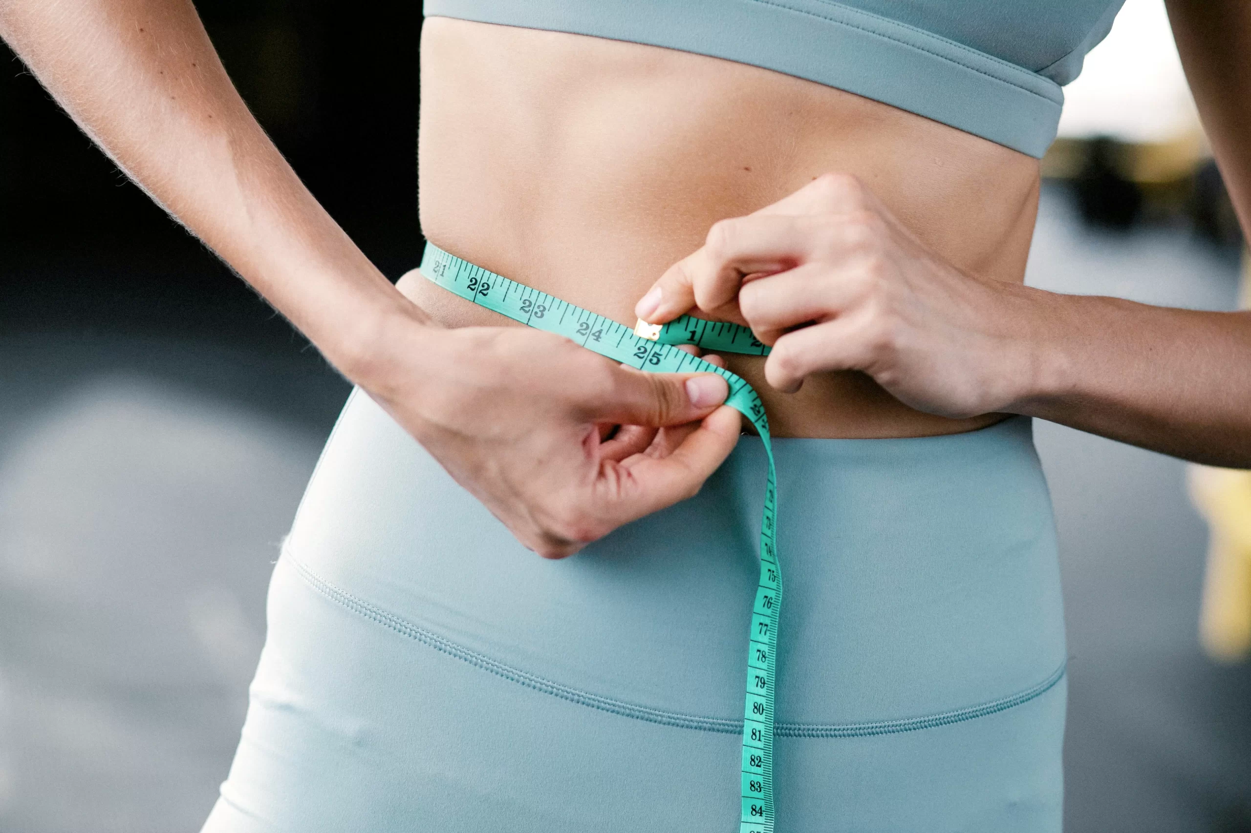 ウエストを測る女性